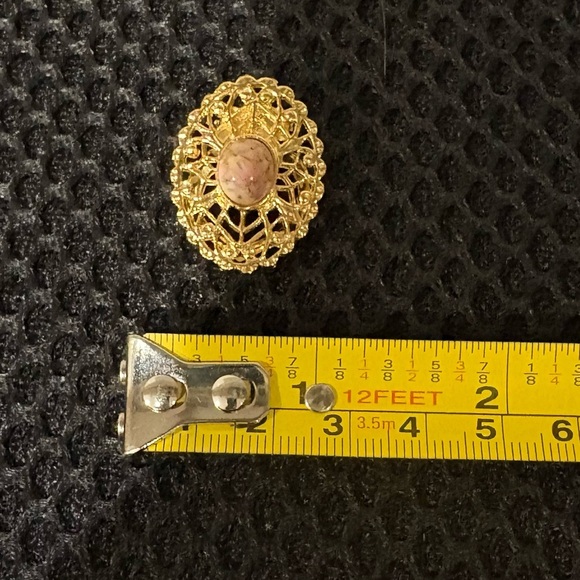 Vintage Gold Filigree Oval Scarf Slide
Clip with Pink/Peach Marbled Cabochon - Picture 11 of 13